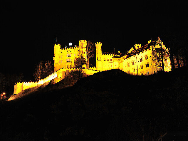 Schloss Hohenschwangau in Schwagau im Allgäu in der Nacht