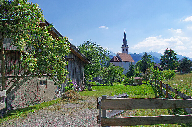 Bauernhof in Schwangau mit St. Georg im Hintergrund