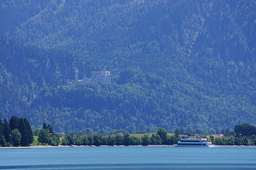 Der Forggensee mit Schloss Neuschwanstein und der MS Allgäu
