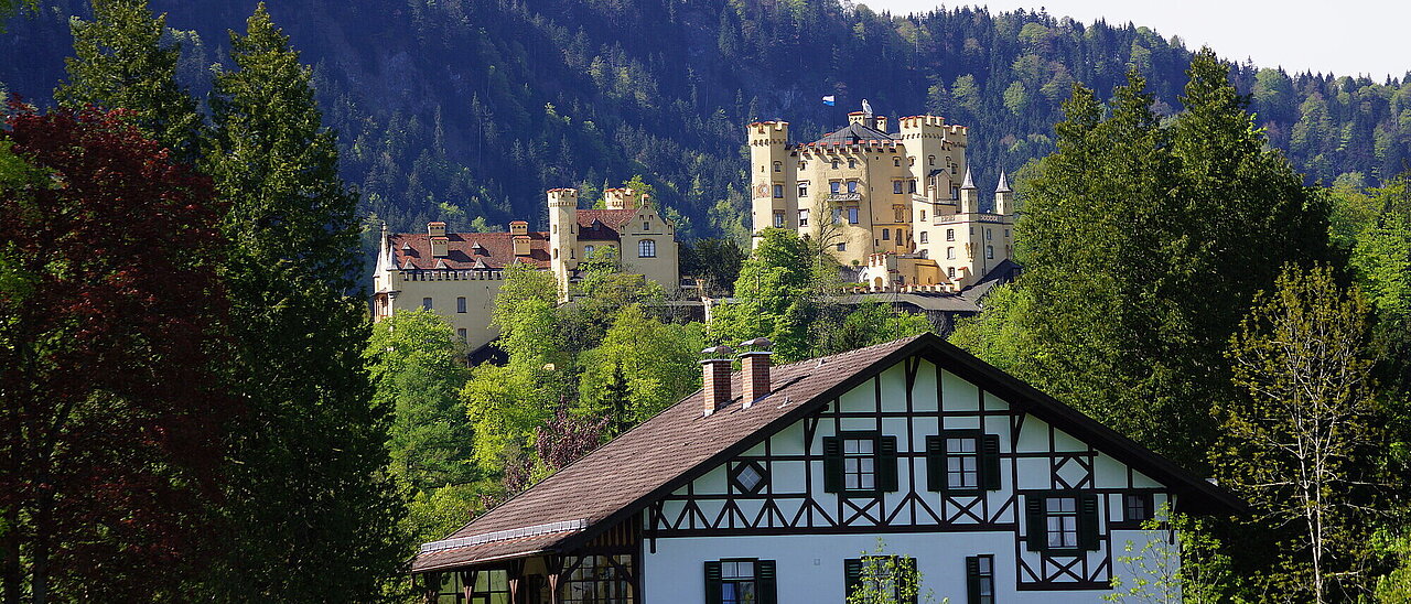 Schloss Hohenschwangau vom Schwangauer Ortsteil Hohenschwangau aus gesehen