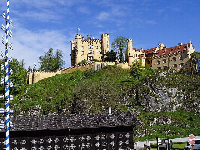 Schloss Hohenschwangau mit Hohenschwangauer Maibaum in Schwangau in Bayern