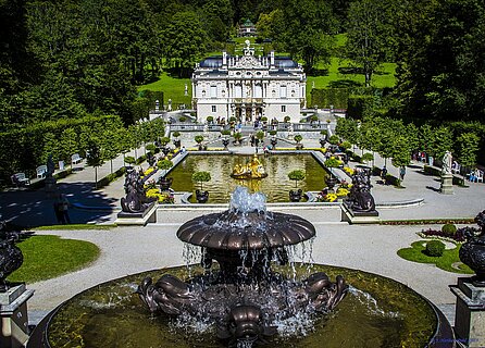 Schloss Linderhof mit Park - By Heribert Pohl --- Thanks for half a million clicks! from Germering bei München, Bayern (Schlosspark Linderhof, Königliche Villa) [CC BY-SA 2.0 (http://creativecommons.org/licenses/by-sa/2.0)], via Wikimedia Commons