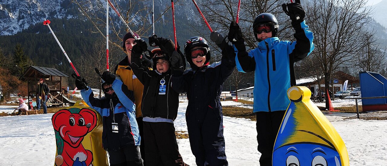 Kinder in der Skischule in Schwangau in Bayern im Allgäu