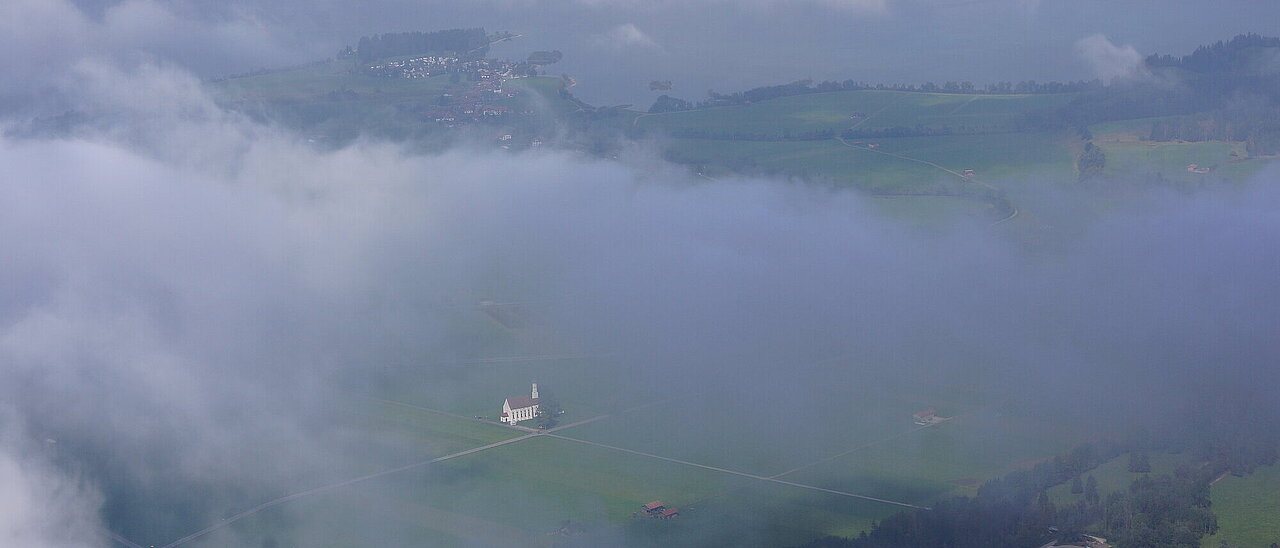 Blick in das Tal auf die Kirche St. Coloman in Schwangau im Allgäu in Bayern