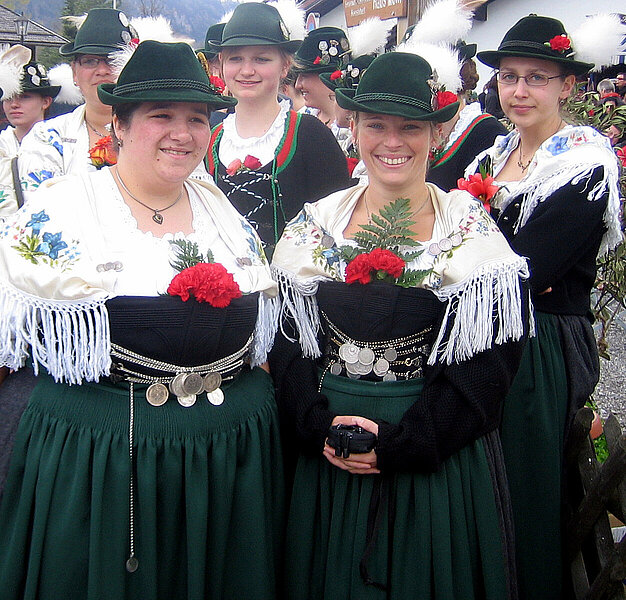 Frauen in original Schwangauer Tracht