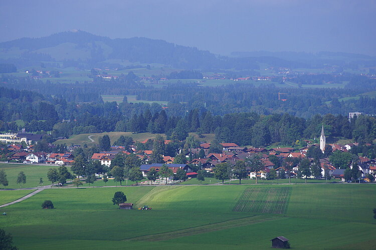 Dorfpanorama vom Tegelberg aus gesehen: Schwangau im Allgäu in Bayern