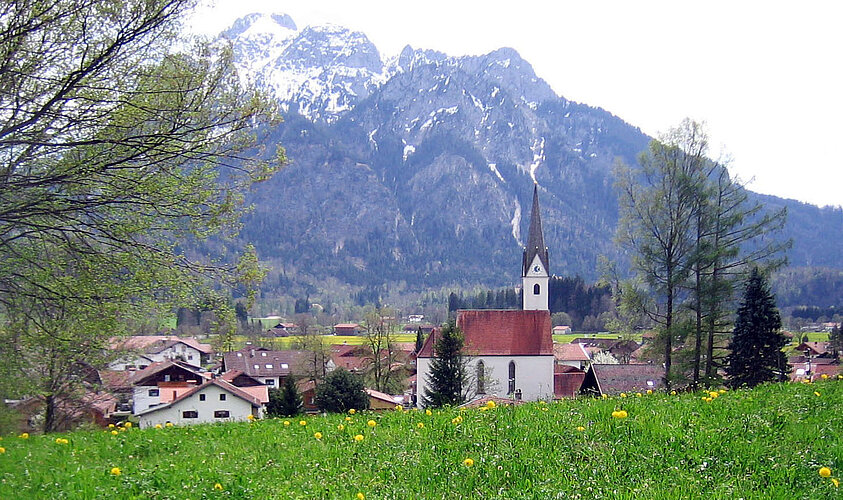 Die Kirche St.Georg, im Hintergrund der Säuling