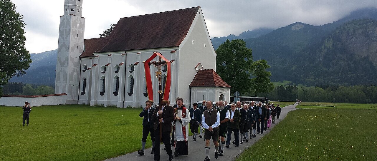 Prozession am Wurmfeiertag an der Wallfahrtskirche St. Coloman in Schwangau im Allgäu in Bayern