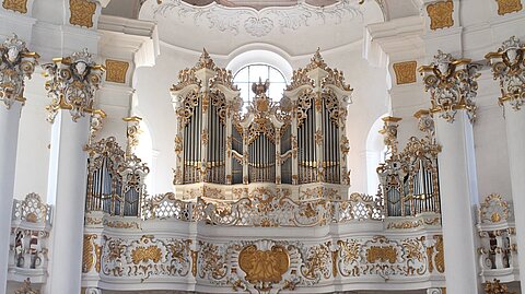 Wieskirche Innenansicht mit Orgel By Mtag (Own work) [CC0], via Wikimedia Commons