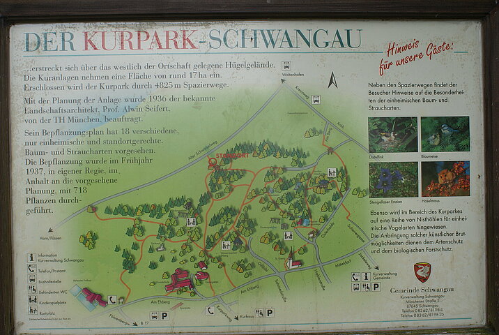 Viele Hinweistafeln erklären den Kurpark in Schwangau in Bayern