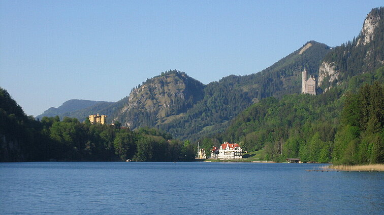 Alpseerundweg mit Aussicht auf Schloss Neuschwanstein und Schloss Hohenschwangau