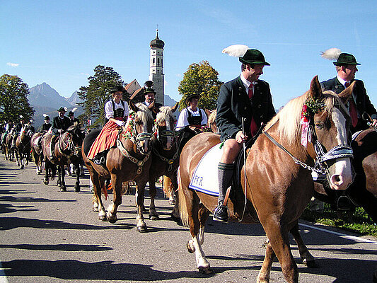 Der Colomansritt beim Colomansfest in Schwangau im Allgäu in Bayern