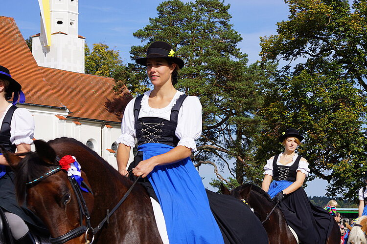 Reiterin auf geschmücktem Pferd beim Colomansfest bei St. Coloman in Schwangau im Allgäu in Bayern